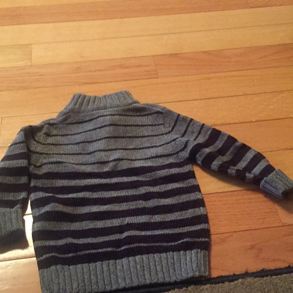 sweater - Picture 5 of 6